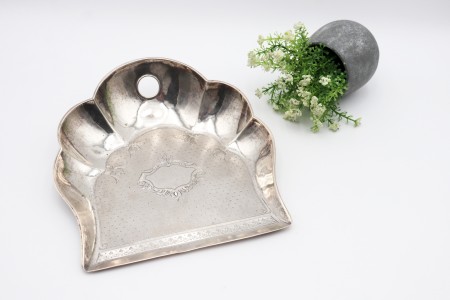 Apanha-migalhas em prata guilhochada e concheada com cartela para monograma 